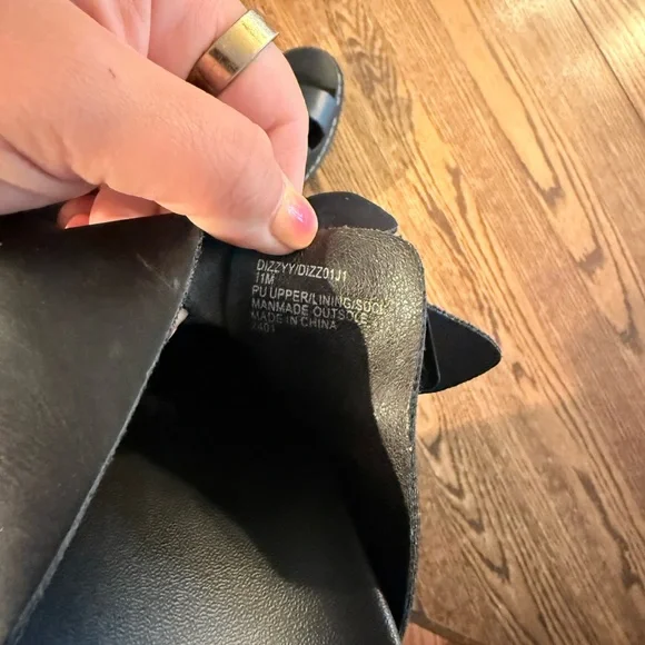 Madden Gurl Platform Buckle Sandal - Picture 6 of 7